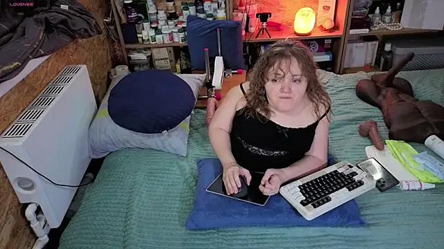 MiniNatalie online show from 11/25/25, 06:03