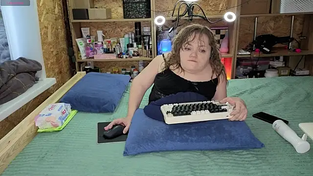 MiniNatalie online show from 12/21/25, 04:58