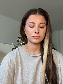 Mia-Minou online show from 11/28/25, 12:27