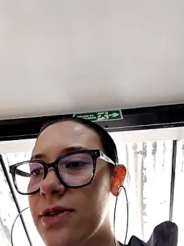 Snapshot of Isabella_21x chatting on 10/23/25, 12:48 Isabella 21x online show from 10/23/25, 12:48