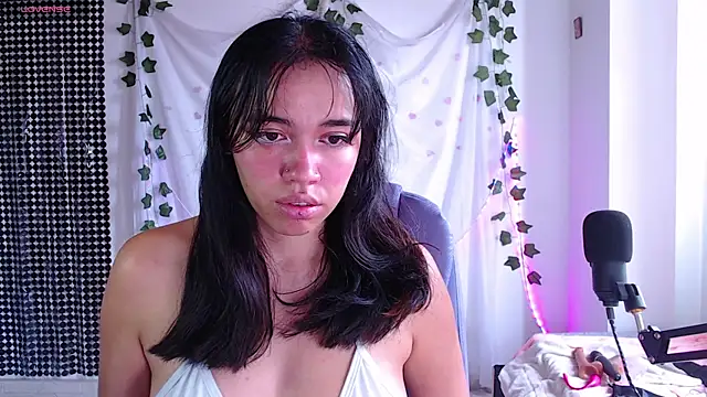 Snapshot of sophie_north chatting on 09/26/25, 03:41 sophie north online show from 09/26/25, 03:41