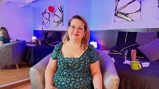 Snapshot of MartinaCaycedo chatting on 03/05/25, 10:44 MartinaCaycedo online show from 03/05/25, 10:44