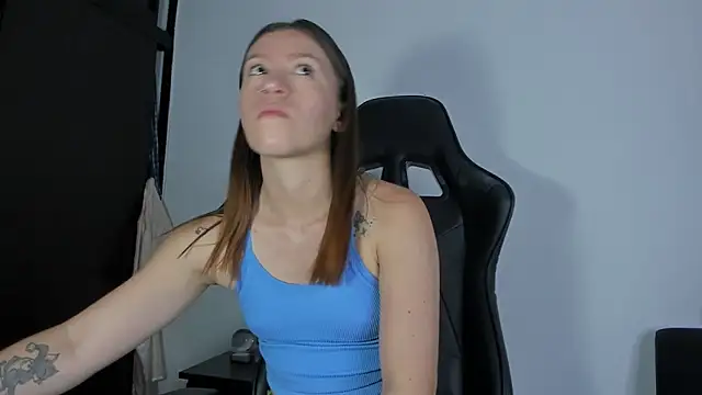 Snapshot of roxanne_jones1 chatting on 06/25/26, 06:13 roxanne jones1 online show from 06/25/26, 06:13