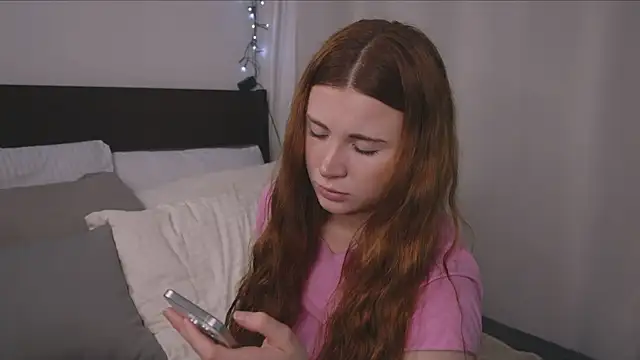 Snapshot of Freckle_Diyana chatting on 09/23/25, 05:58 Freckle Diyana online show from 09/23/25, 05:58