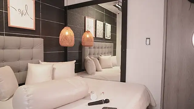 Bella TS  online show from 10/03/25, 10:22