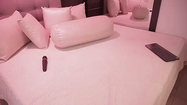 Bella TS  online show from 12/01/25, 10:10