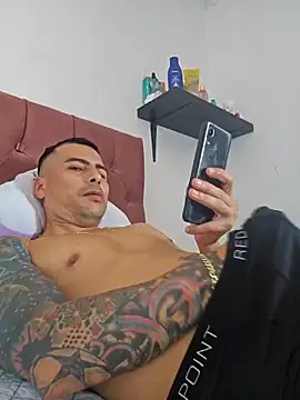 Snapshot of Vini_09 chatting on 12/17/25, 05:40 Vini 09 online show from 12/17/25, 05:40