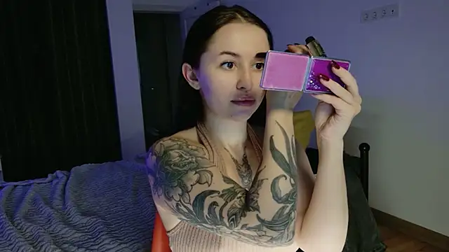 Snapshot of VioletCatt chatting on 12/20/25, 07:00 VioletCatt online show from 12/20/25, 07:00