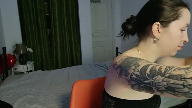 Snapshot of VioletCatt chatting on 04/07/26, 05:42 VioletCatt online show from 04/07/26, 05:42