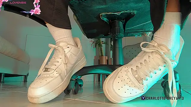 charlotte  grey online show from 11/28/25, 08:20