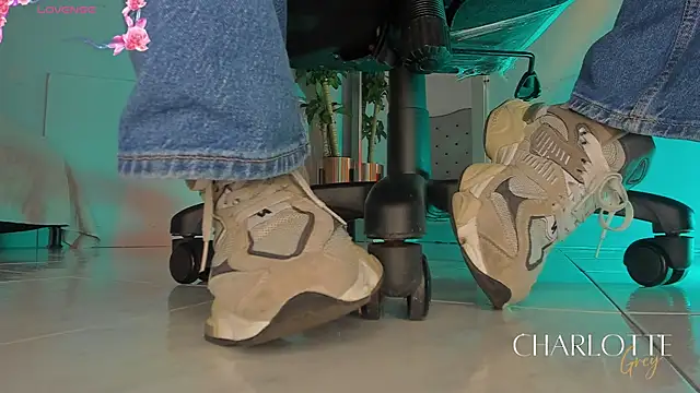 charlotte  grey online show from 12/04/25, 07:46