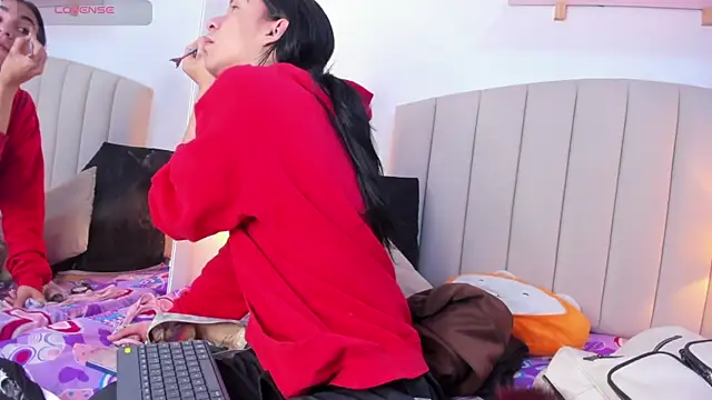 Mia thompson 19 online show from 10/06/25, 10:32