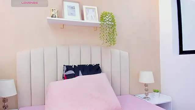 Mia thompson 19 online show from 02/17/26, 07:33