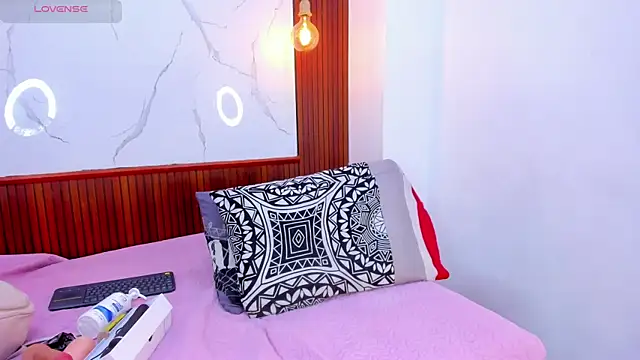 Mia thompson 19 online show from 04/12/26, 08:23