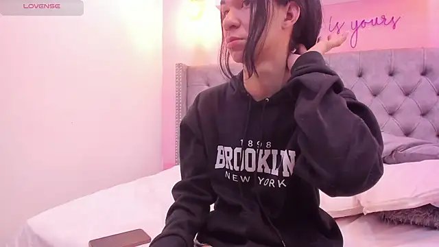 Mia thompson 19 online show from 11/03/25, 03:48