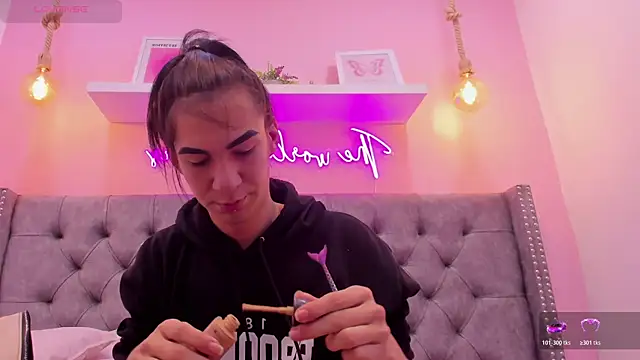 Mia thompson 19 online show from 11/05/25, 02:09