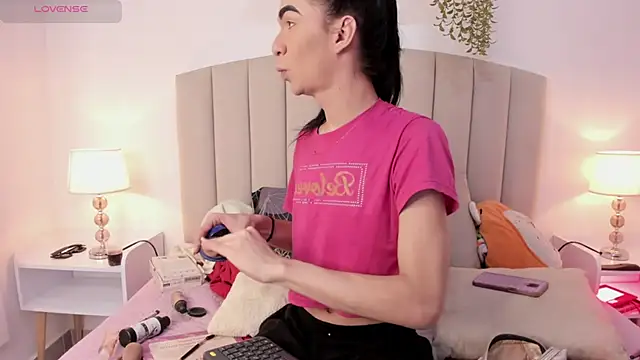 Mia thompson 19 online show from 10/24/25, 09:03