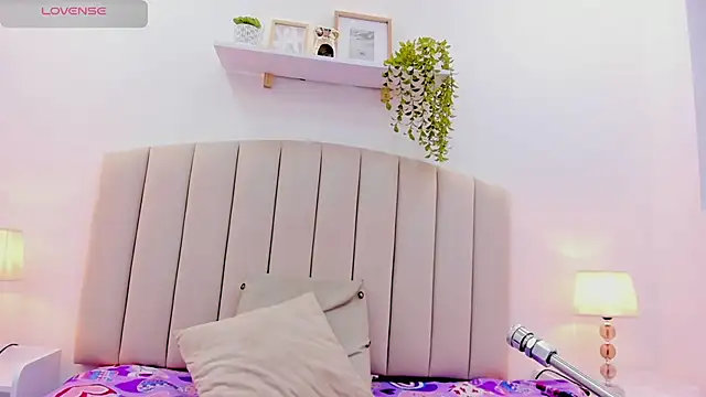 Mia thompson 19 online show from 09/10/25, 08:08