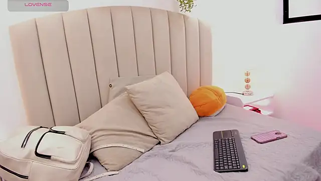 Mia thompson 19 online show from 10/22/25, 07:02