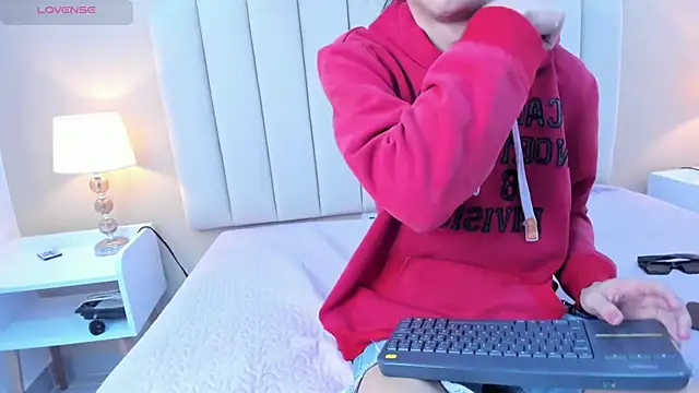 Mia thompson 19 online show from 11/18/25, 02:53