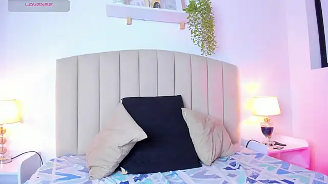 Mia thompson 19 online show from 10/03/25, 09:05