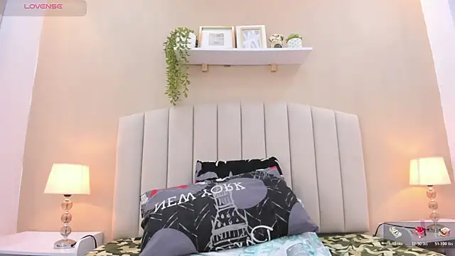 Mia thompson 19 online show from 01/08/26, 07:09