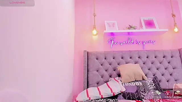 Mia thompson 19 online show from 11/04/25, 02:10