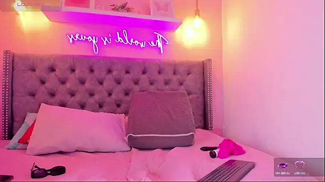 Mia thompson 19 online show from 10/28/25, 01:54