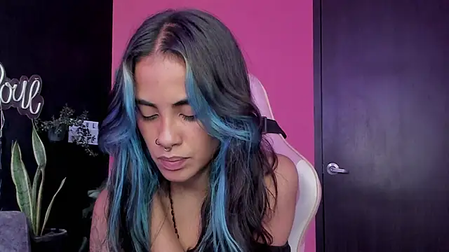 Juanadearco5 online show from 12/16/25, 08:24