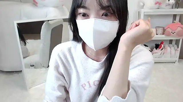 momo room online show from 04/05/26, 10:33