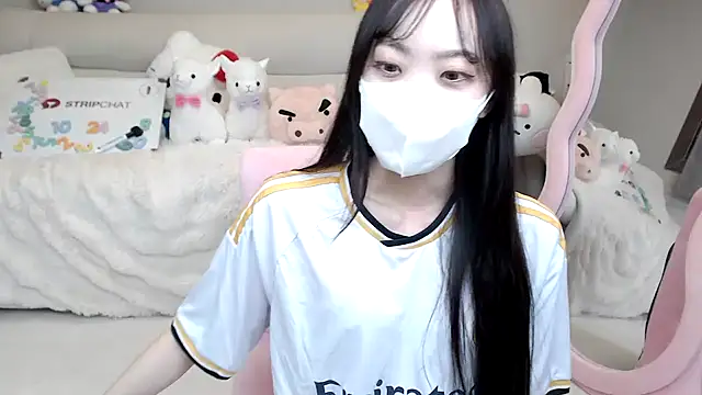 momo room online show from 10/24/25, 10:47