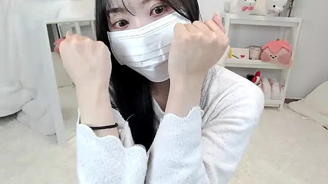 momo room online show from 04/19/26, 12:17