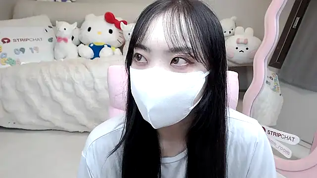 momo room online show from 09/19/25, 11:36