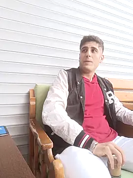 Snapshot of arenn1997 chatting on 11/12/25, 01:37 arenn1997 online show from 11/12/25, 01:37