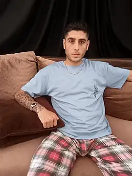 Snapshot of arenn1997 chatting on 11/11/25, 12:11 arenn1997 online show from 11/11/25, 12:11