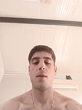 Snapshot of arenn1997 chatting on 12/17/25, 12:32 arenn1997 online show from 12/17/25, 12:32