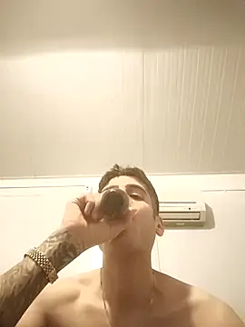 Snapshot of arenn1997 chatting on 11/18/25, 10:13 arenn1997 online show from 11/18/25, 10:13