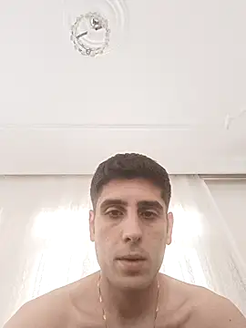 Snapshot of arenn1997 chatting on 10/25/25, 12:04 arenn1997 online show from 10/25/25, 12:04