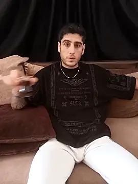 Snapshot of arenn1997 chatting on 11/05/25, 12:08 arenn1997 online show from 11/05/25, 12:08