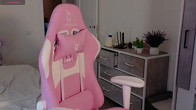 cinnabon girls online show from 10/04/25, 01:51