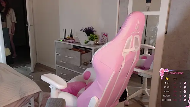 cinnabon girls online show from 12/23/25, 03:28