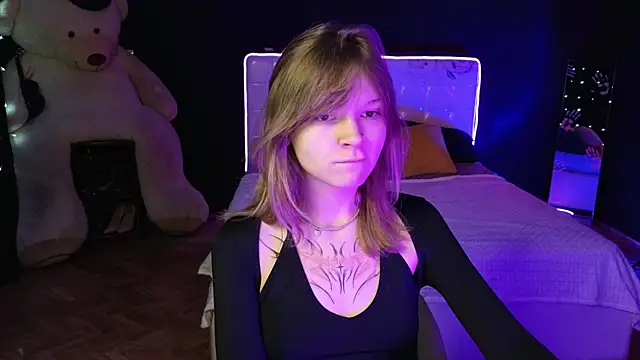 Snapshot of LitaBrom chatting on 11/12/25, 02:04 LitaBrom online show from 11/12/25, 02:04