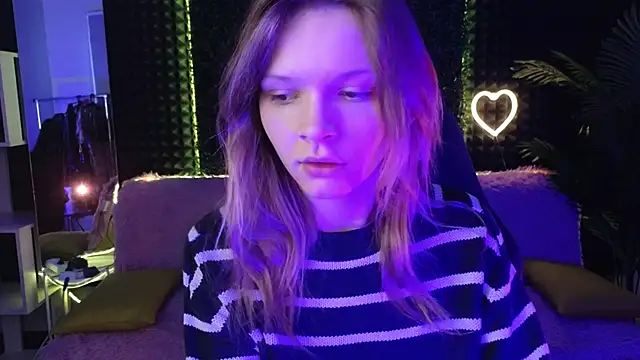 Snapshot of LitaBrom chatting on 10/11/25, 01:39 LitaBrom online show from 10/11/25, 01:39