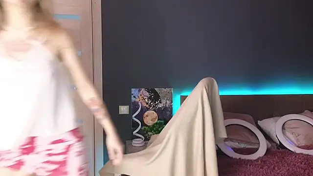 Snapshot of LitaBrom chatting on 10/18/25, 02:13 LitaBrom online show from 10/18/25, 02:13