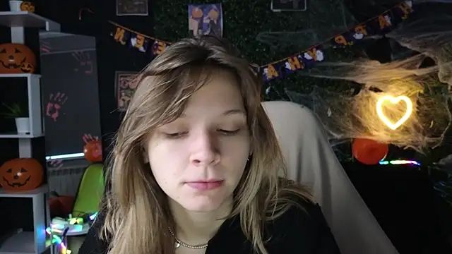 Snapshot of LitaBrom chatting on 10/21/25, 01:38 LitaBrom online show from 10/21/25, 01:38