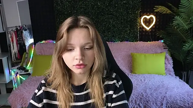 Snapshot of LitaBrom chatting on 10/01/25, 01:33 LitaBrom online show from 10/01/25, 01:33