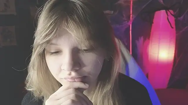 Snapshot of LitaBrom chatting on 10/20/25, 01:40 LitaBrom online show from 10/20/25, 01:40