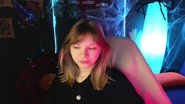 Snapshot of LitaBrom chatting on 10/23/25, 01:48 LitaBrom online show from 10/23/25, 01:48