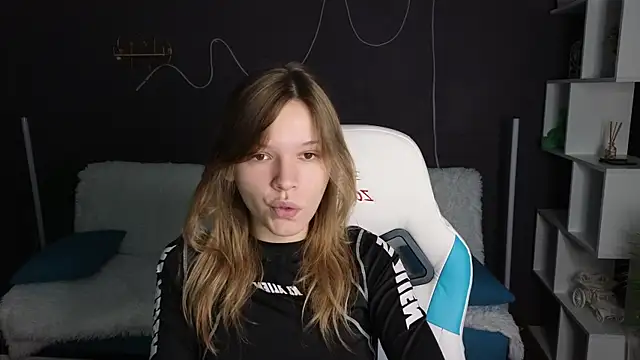 Snapshot of LitaBrom chatting on 10/10/25, 08:04 LitaBrom online show from 10/10/25, 08:04