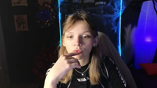 Snapshot of LitaBrom chatting on 10/26/25, 02:01 LitaBrom online show from 10/26/25, 02:01